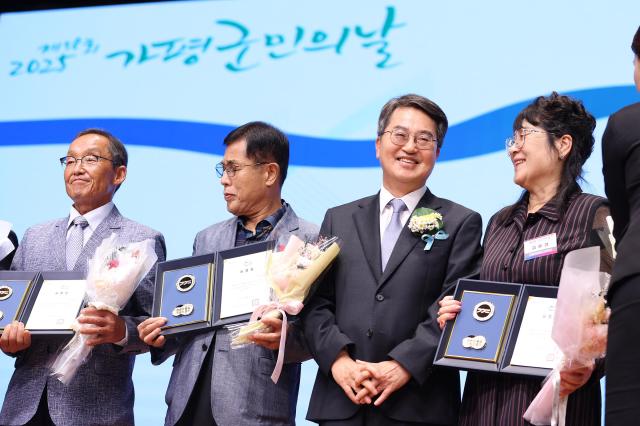 17일 오전 가평문화예술회관에서 열린 제58회 가평군민의 날 기념식에서 김동연 경기도지사가 도민표창을 수여하고 도민과 이야기를 나누고 있다 사진경기도