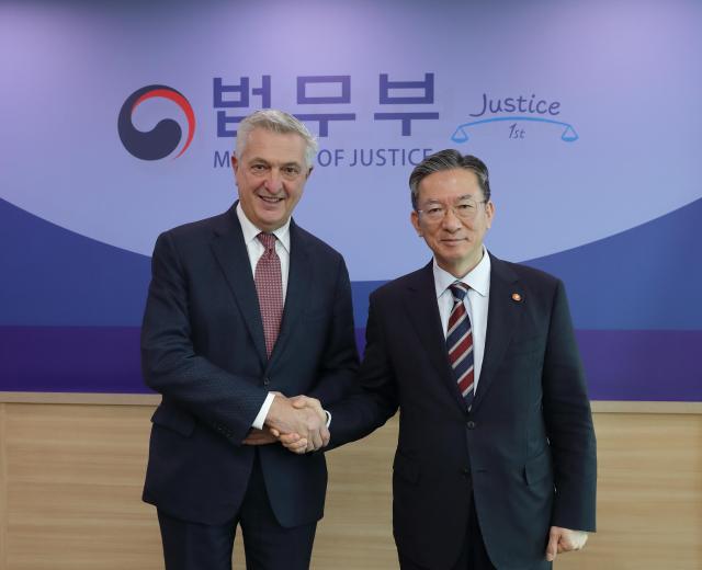 법무부 장관 유엔난민기구 최고대표 면담 기념촬영 사진법무부