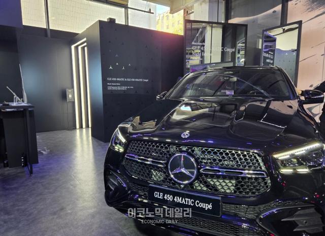 GLE 450 4MATIC 쿠페 나이트 에디션이 스튜디오 블랙의 첫 차량으로 전시돼 있다 사진류청빛 기자 