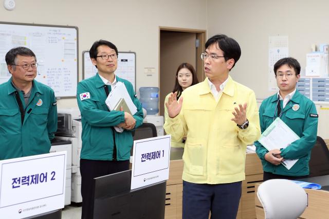 김민재 행정안전부 차관이 지난 8일 대구 동구 국가정보자원관리원 대구센터를 찾아 대전 본원 화재로 전소된 정부시스템 이전 준비 현황을 청취하고 시설물을 점검하고 있다 사진연합뉴스