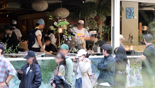 People line up to buy burgers at In-N-Out’s pop-up in Cheongdam Seoul Yonhap