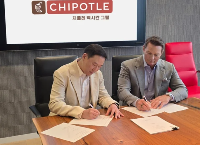 Chipotle CEO Scott Boatwright R and Hee-soo Hur vice president of SPC Group sign a joint venture agreement Courtesy of SPC Group