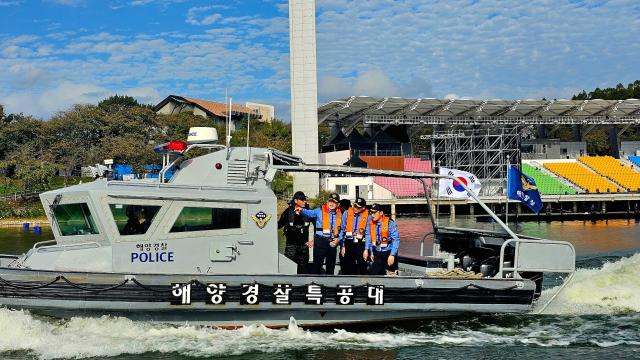 김용진 해양경찰청장이 17일 APEC 정상회의가 개최되는 테러 예방을 위해 보문호수에서 위험지역을 집중점검하고 있다 사진해양경찰청