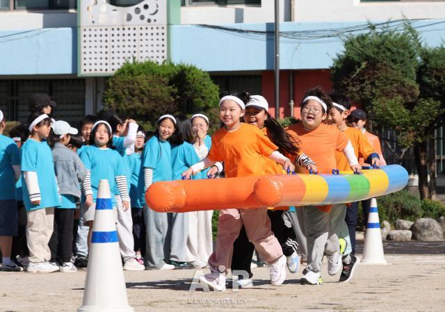 PHOTOS: A full-on field day under clear Autumn skies