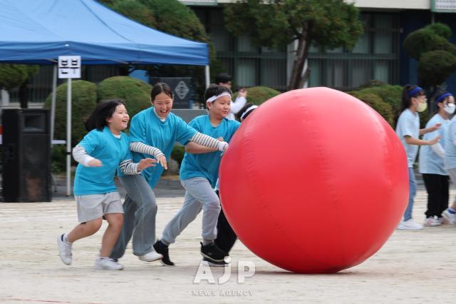 11일 서울시 한 초등학교에서 진행된 운동회에서 학생들이 공굴리기 경기를 하고 있다. AJP Yoo Na-hyun