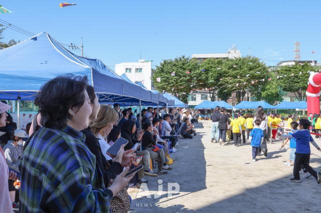 17일 초등학교 운동회에서 학부모들이 학생들을 응원하고 있다