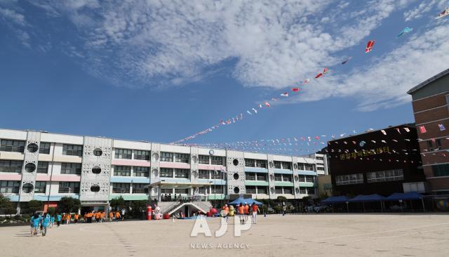 17일 서울시 한 초등학교에서 운동회가 진행되고 있다