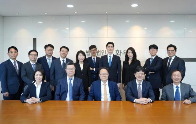 영업비밀PG 사진설명
좌측 하단부터 이세정 변호사연수원 36기 이광욱 신사업그룹장연수원 28기 권동주 지식재산그룹장연수원 26기 김창권 변호사연수원 30기 변경석 고문 좌측 상단부터 조규웅 변호사변시 1회 여현동 변호사변시 1회 최홍석 변호사변시 1회 조용태 고문 이희재 변호사연수원 34기 고건영 변호사변시 3회 강동희 변호사변시 4회 김윤선 선임외국변호사 이근우 변호사연수원 35기 홍석범 변호사변시 1회 사진법무법인 화우