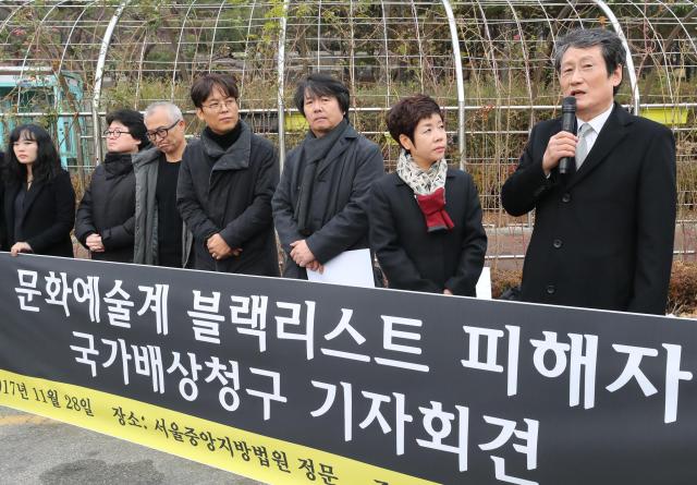 지난 2017년 11월 28일 배우 문성근씨가 서울 서초구 서울중앙지방법원 앞에서 열린 문화예술계 블랙리스트 피해자 국가배상청구 기자회견에서 발언하고 있다 사진연합뉴스