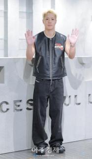 [포토] 포즈 취하는 가수 제미나이