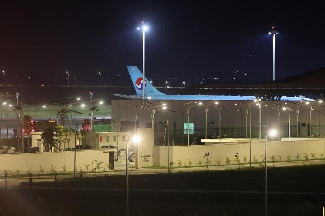 캄보디아 온라인 사기에 가담해 구금된 한국인들 탑승한 버스가 지난 17일현지시간 캄보디아 프놈펜 인근 테초국제공항에서 송환을 위해 마련된 전세기로 향하고 있다 사진연합뉴스