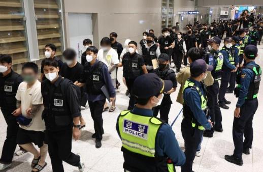 在柬被拘64名韩国公民乘包机回韩 被押送至警方接受调查