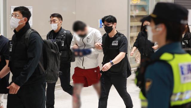 캄보디아 온라인 사기에 가담해 구금된 한국인들이 18일 오전 인천국제공항 제2터미널을 통해 송환되고 있다 사진연합뉴스