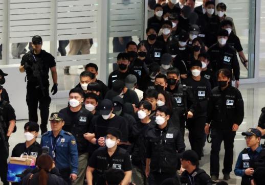 [포토] 캄보디아에서 인천공항으로 호송된 한국인 구금자들