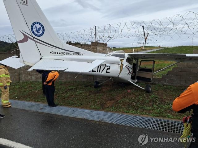 18일 오전 경북 울진군 기성면 울진공항 출장소 인근에서 경비행기가 불시착했다 사진은 사고 현장 모습 사진연합뉴스