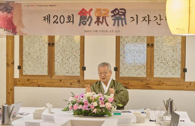 윤영달 크라운해태제과 회장이 17일 서울 세종문화회관에서 열린 기자간담회에서 질의응답을 하고 있다 사진크라운해태