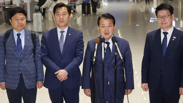 더불어민주당 김병주 최고위원오른쪽 두번째을 단장으로 한 재외국민 안전대책단이 한국인 납치 구금 사태에 대응하기 위해 지난 15일 인천국제공항을 통해 캄보디아로 출국하기에 앞서 발언을 하고 있다 사진연합뉴스