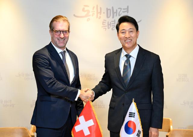 오세훈 서울시장오이 지난 17일 콘라딘 크라머 스위스 바젤슈타트 주지사왼와 건축문화 분야 상호 협력을 위한 업무협약식에서 기념사진을 촬영하고 있다 사진서울시
