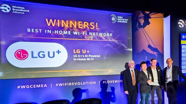 LG유플러스가 세계 최고 권위의 와이파이 시상식인 ‘WBA 인더스트리 어워드WBA Industry Award 2025’에서 ‘최고 홈 와이파이 네트워크상Best In-Home Wi-Fi Network’을 수상했다 사진은 시상식에 참석한 노정민 홈디바이스개발팀장이 수상 후 기념 촬영을 하는 모습사진LG유플러스