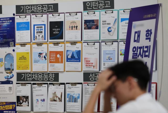 &#38738;年就&#19994;寒潮：制造&#19994;低迷&#19982;偏好&#32463;&#39564;人才成"&#38544;形&#22681;"