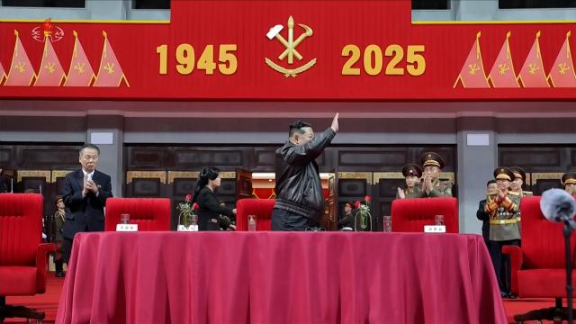 김정은 북한 국무위원장이 지난 12일 노동당 창건 80주년 경축행사 참가자들을 축하격려하고 대집단체조와 예술공연을 함께 관람했다고 조선중앙TV가 13일 보도했다 사진연합뉴스