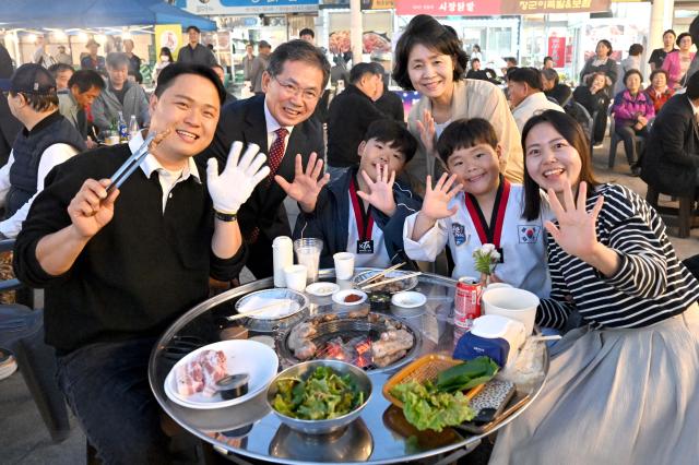 군위전통시장에서 바비큐 페스타 개장식을 개최하며 전통시장에 활력을 불어넣는 본격적인 야시장 운영을 시작했다 사진대구군위군