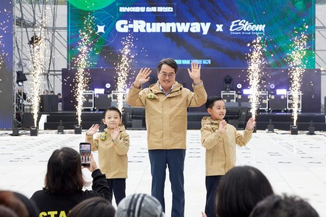 18일 오후 경기도담뜰에서 열린 함께 그린Green 페스티벌에서 김동연 경기도지사가 패션쇼 워킹을 하고 있다 사진경기도