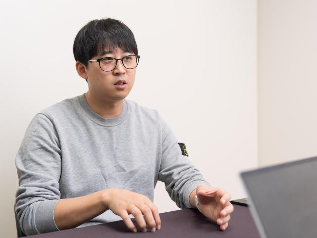 이현 아모레퍼시픽 AI 솔루션팀 파트장은 최근 서울 코엑스에서 열린 AWS AI x 인더스트리 위크 2025 현장에서 기자와 만나 인터뷰를 진행하고 있다 사진AWS 코리아