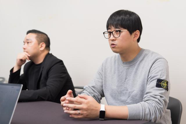 아모레퍼시픽 AI 솔루션팀의 노치국 팀장왼쪽 이현 파트장오른쪽이 최근 서울 코엑스에서 열린 AWS AI x 인더스트리 위크 2025 현장에서 기자와 만나 인터뷰하고 있다 사진AWS코리아