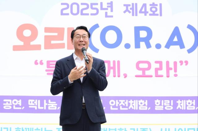 정명근 화성특례시장이 자생특화 축제에 참석하여 축사를 하고 있다 사진화성시