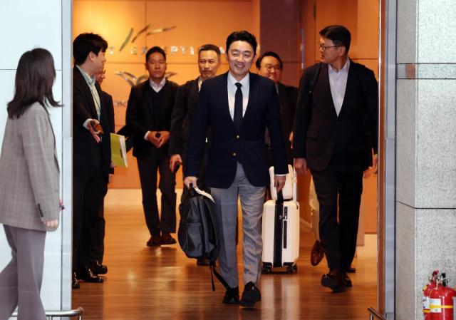 전략경제협력 특사로 임명된 강훈식 대통령 비서실장이 19일 인천국제공항 제1터미널을 통해 독일 프랑크푸르트로 출국하고 있다 사진연합뉴스
