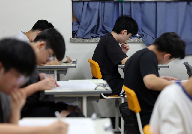2025학년도 7월 고3 전국연합학력평가가 실시된 10일 광주 서구 서석고등학교에서 학생들이 시험을 치르고 있다 2025710 사진연합뉴스