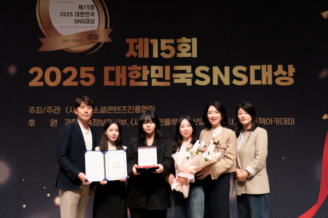 지난 16일 열린 제15회 2025 대한민국 SNS 대상 시상식에서 하나투어 양성회 고객경험본부장오른쪽 두 번째가 SNS 콘텐츠 담당자들과 기념 촬영을 하고 있다 사진하나투어