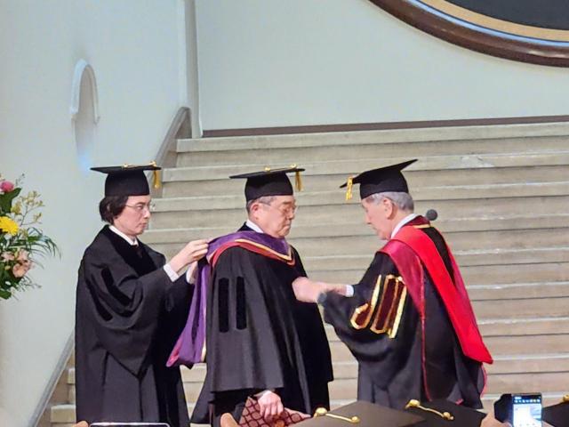韩国LS集团会长具滋烈获颁早稻田大学名誉博士学位