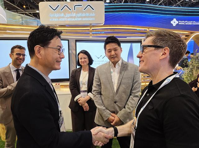 아랍에미리트UAE 두바이 세계무역센터에서 진행된 GITEX Global 2025에서 왼쪽부터 이창권 KB금융지주 디지털·IT부문장과 Matthew White VARA CEO가 악수하고 있다 사진KB금융