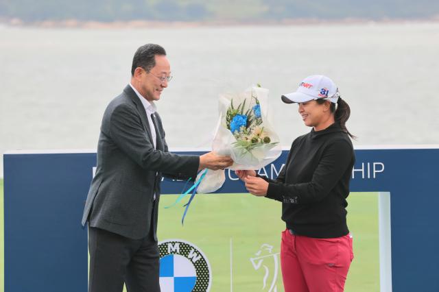 김세영 선수가 최종 라운드 합계 24언더파 264타를 기록해 하타오카 나사20언더파 268타를 4타로 차로 제치고 최종 우승을 차지한 가운데 명현관 군수가 김세영 선수에게 꽃다발을 전해주고 있다사진해남군