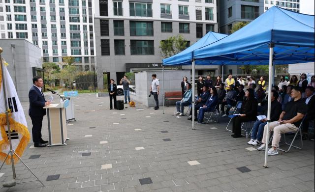 15일 진행된 중흥S-클래스 에듀파크 제12호 금연아파트 지정 현판식사진무안군
