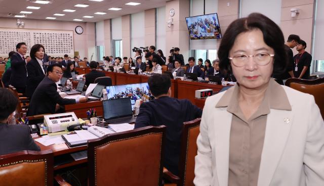 지난 16일 서울 여의도 국회에서 열린 감사원 등에 대한 법제사법위원회 국정감사에서 발언권 등과 관련 여야 언쟁이 이어지자 추미애 위원장이 감사 중지를 선포한뒤 자리를 나서고 있다 사진연합뉴스