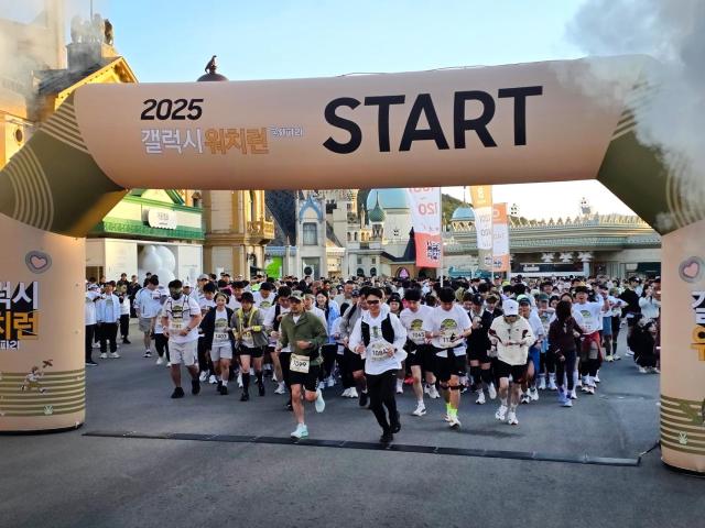 삼성전자가 10월 19일 용인 에버랜드에서 진행한 갤럭시 워치런 사파리에서 참가자들이 갤럭시 워치8 시리즈를 착용하고 러닝을 시작하는 모습 사진삼성전자