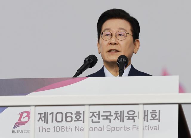 이재명 대통령이 17일 부산 아시아드주경기장에서 열린 제106회 전국체육대회 개회식에서 기념사하고 있다 사진연합뉴스