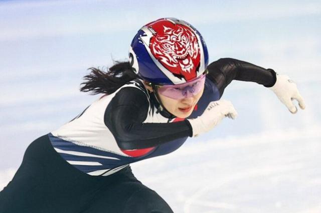 여자 쇼트트랙 간판 최민정성남시청이 20252026 국제빙상경기연맹ISU 쇼트트랙 월드투어 2차 대회에서 금메달을 목에 걸었다 사진연합뉴스·로이터