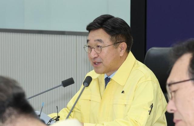 윤호중 행정안전부 장관이 16일 정부세종청사 중앙재난안전상황실에서 열린 국가정보자원관리원 행정정보시스템 화재 관련 중대본 12차 회의를 주재하고 있다 사진연합뉴스
