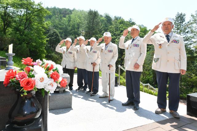 지난 5월 강원 화천지역 625 전쟁 참전용사들이 화천읍 자유수호 희생자 위령탑을 찾아 참배하고 있다사진화천군