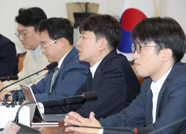이준석 개혁신당 대표가 16일 서울 여의도 국회에서 열린 최고위원회의에서 발언하고 있다 사진연합뉴스