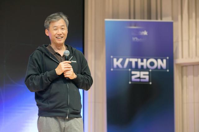 최우형 케이뱅크 은행장이 케이뱅크 사내 AI 프롬프톤 대회 KTHON 25에서 인사말을 하고 있다 사진케이뱅크
