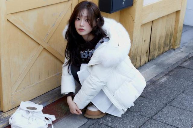 로엠과 가수 ‘츄CHUU’가 함께한 25FW 시즌 윈터 캠페인 화보 사진이랜드월드