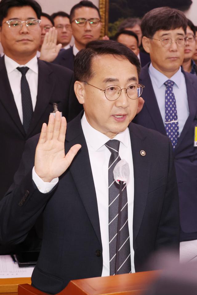 김인호 산림청장이 20일 국회 농림축산식품해양수산위원회에서 열린 산림청 등에 대한 국정감사에서 증인선서를 하고 있다사진연합뉴스
