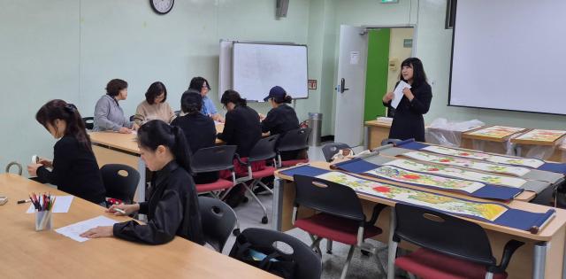 율곡도서관 도서관 창작공작소 민화 작품 전시회 개최 모습 사진김천시