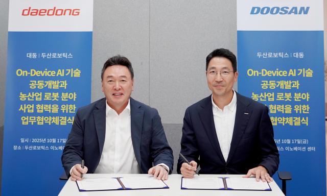 대동이 두산로보틱스와 온디바이스 AI 기술 공동개발과 농산업 로봇 분야 사업 협력을 위한 업무협약을 체결했으며 이번 체결식에서 원유현 대동 대표이사좌와 김민표 두산로보틱스 대표가 협약서에 서명했다사진대동