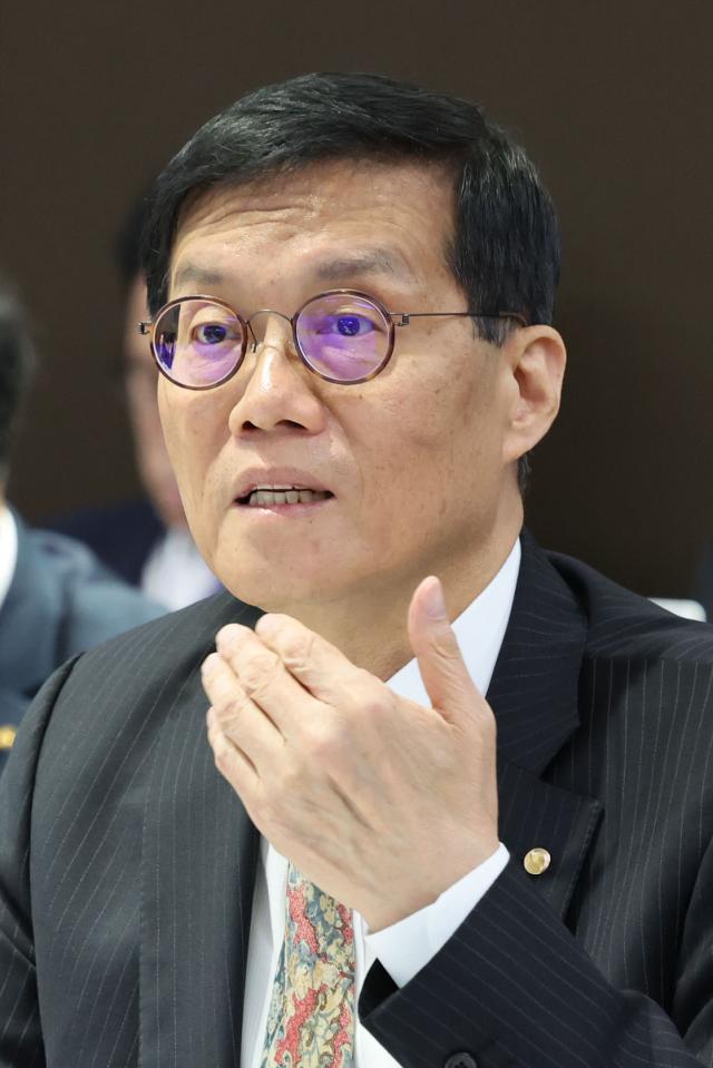 이창용 한국은행 총재가 20일 서울 중구 한국은행에서 열린 국회 기획재정위원회의 한국은행에 대한 국정감사에서 의원질의에 답하고 있다 공동취재